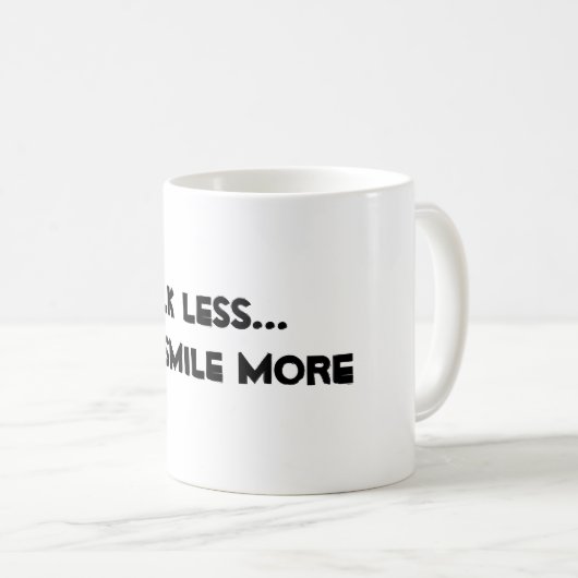 "Parle Moins. Smile More." mug (Devant droit)