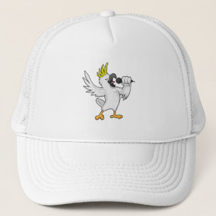 Parrot als zanger met microfoon trucker pet