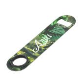 Parrot écarlate macaw dans la jungle avec des fleu (Dos Angle)