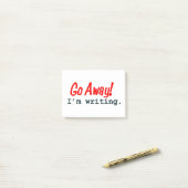 Pars, j'écris des notes de post-it (Sur un bureau)