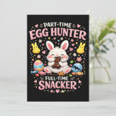Part‑Time Egg Hunter, Full‑Time Snacker Easter  Feestdagenkaart (Staand voorkant)