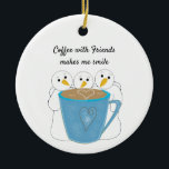Partager un café avec des amis Ornement en céramiq<br><div class="desc">Se retrouver avec des amis qui partagent un café fait vraiment sourire. Un trio mignon de bonhomme de neige partageant une tasse de café géante.</div>