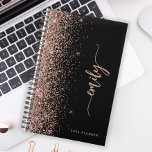 parties scintillant d'or Rose noir personnalisé 20<br><div class="desc">Personnalisez cette élégante conception moderne avec votre nom en signature rose verticale écriture manuscrite sur un arrière - plan noir décoré d'une bordure en parties scintillant d'or rose. Ajoutez l'année en sans serif font. (Pour conserver les swashes au début et à la fin du nom, ne remplacez que les lettres,...</div>