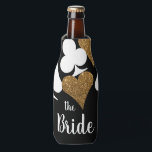 Parties scintillant d'or Vegas Bride Glacière de b<br><div class="desc">Classer ce long cou avec une "Mariée" entièrement personnalisée peut refroidir avec un nuage de costumes de carte en parties scintillant dorée brillante et noir avec le texte personnalisé pour le nom de la mariée. Réunissez les filles pour célébrer la mariée pour être avec un week-end à Las Vegas chanceux...</div>