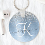 Parties scintillant en argent brossé bleu Nom du m<br><div class="desc">Personnalisez facilement ce design porte - clé chic et branché,  avec une jolie parties scintillant brillante en argent sur un arrière - plan métallique brossé bleu.</div>