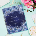 Parties scintillant florale bleu nom glamour 2023<br><div class="desc">Un arrière - plan bleu minuit avec de la poussière de parties scintillant imitation et des fleurs bleues. La couleur bleue est inégale. Le nom est écrit avec un script de style moderne écrit à la main. Personnalisez et ajoutez votre nom,  titre et année.</div>