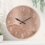 Parties scintillant métal Rose or personnalisé<br><div class="desc">Personnalisez facilement cette horloge murale à motif rose or brossé métal et faux parties scintillant glamour avec votre propre nom personnalisé.</div>