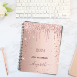 parties scintillant or rose nom monogramme 2024<br><div class="desc">Un faux rose or à l'apparence métallique arrière - plan avec élégantes gouttes de parties scintillant d'or faux rose, look goutte à goutte de peinture. Personnalisez et ajoutez une année, un titre et un nom. Le nom est écrit en or rose foncé avec un grand script de style à la...</div>