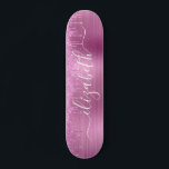 Parties scintillant rose goutte Skateboard personn<br><div class="desc">Patinage sur mesure avec fausse parties scintillant rose qui coule contre un arrière - plan de feuille métallique faux rose. Personnalisez avec votre nom dans un élégant script blanc tendance avec des swashes.</div>