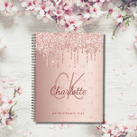 parties scintillant rose or gouttes de monogramme<br><div class="desc">Un faux rose or à l'apparence métallique arrière - plan avec élégante parties scintillant d'or faux rose gouttes,  la peinture goutte à goutte. Personnalisez et ajoutez vos initiales de monogramme,  votre nom et un titre/année (chaque année) Vos initiales de monogramme en tant que motif sur l'arrière - plan.</div>