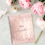 parties scintillant rose or gouttes rose monogramm<br><div class="desc">Un arrière - plan rose à l'apparence métallique faux or avec d'élégantes gouttes de parties scintillant en or faux rose, la peinture goutte à goutte. Personnalisez et ajoutez un nom d'année (chaque année). Le nom est écrit en or rose foncé avec un grand script de style moderne écrit à la...</div>