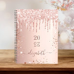 parties scintillant rose or rousse gouttes monogra<br><div class="desc">Un arrière - plan d'or rose avec élégantes gouttes de parties scintillant blush, la peinture goutte à goutte. Personnalisez et ajoutez un an (à l'envers) et ajoutez un nom. Le nom est écrit en or rose foncé avec un grand script de style moderne écrit à la main avec des swashes....</div>