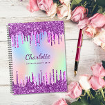 Parties scintillant violet blanc gouttes rose mono<br><div class="desc">Un arc-en-ciel, un arrière - plan holographique de couleur unicorne. Décoré avec des gouttes de parties scintillant en violet et rose. Personnalisez et ajoutez un nom, des lettres violettes et votre texte sur la colonne vertébrale. Parfait pour l'école, le travail, la famille, le retour à l'école. Le nom est écrit...</div>