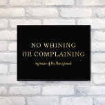 PAS DE BLESSURE PAS DE PLAINTE Type moderne Noir  <br><div class="desc">Cet imprimé d'art moderne en papier peint est composé d'un arrière - plan noir avec une typographie audacieuse mais élégante qui dit "AUCUN BLANC OU PLAINTE par ordre de la Direction" en papier doré. La couleur arrière - plan est entièrement personnalisable et vous pouvez choisir entre l'or ou l'argent feuil...</div>