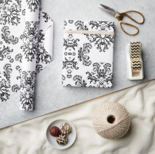 Pas de witte en zwarte demask aan cadeaupapier