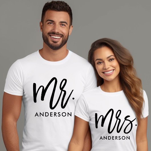 Pas getrouwd Bride Mrs. Modern Script en naam T-shirt