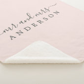 Pas getrouwd de heer Pastel Pink Monogram Sherpa Deken (3/4)