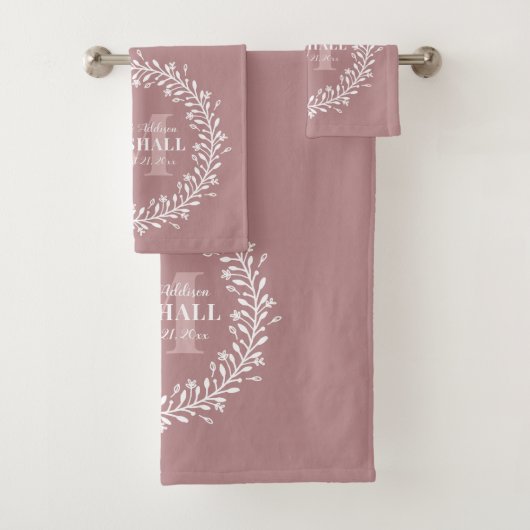 Pas getrouwd Keepomwille Couple Pink WreatMonogram Bad Handdoek (Insitu)