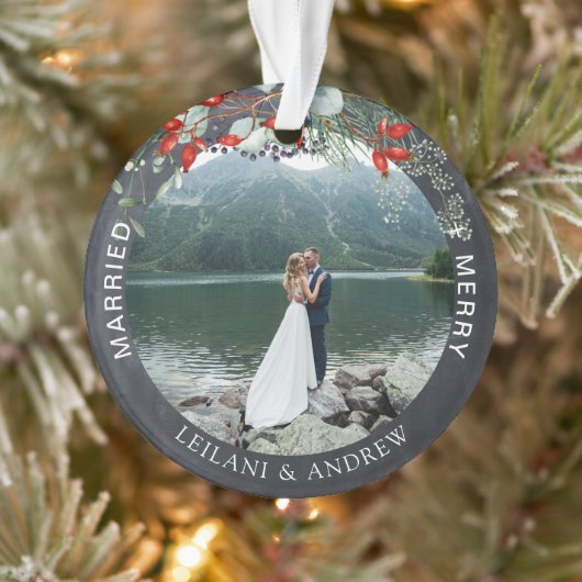 Pas getrouwd Kerstfoto Holly Greenery Krijtbord Ornament (Boom)