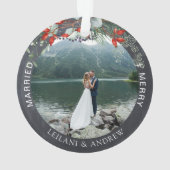 Pas getrouwd Kerstfoto Holly Greenery Krijtbord Ornament (achterkant)