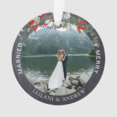 Pas getrouwd Kerstfoto Holly Greenery Krijtbord Ornament (voorkant)