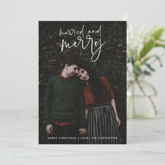 Pas getrouwd met huwelijksreis en feestelijke fees feestdagenkaart (Staand voorkant)