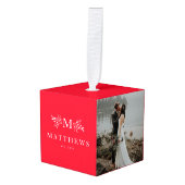 Pas getrouwd monogram eerste kerstfoto ornament (Voorkant hoekig)