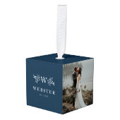 Pas getrouwd monogram navy eerste kerst foto kubus ornament (Voorkant hoekig)
