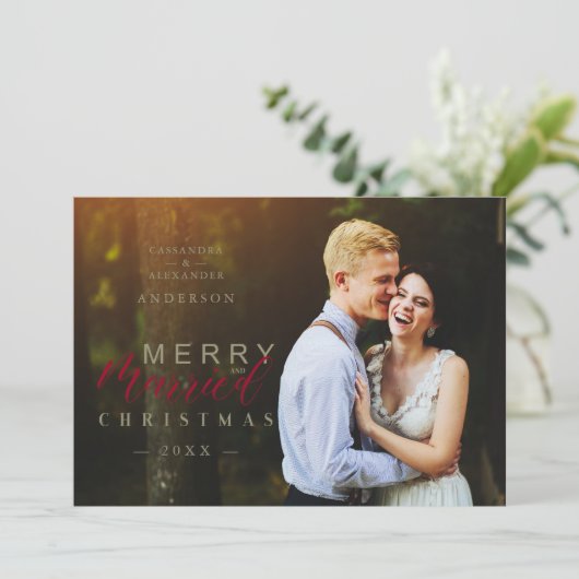 Pas getrouwd voor huwelijksreis en prettige feestd (Staand voorkant)