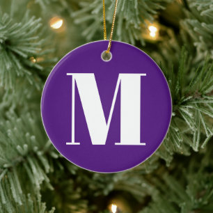 Pas het initiaal paarse kerst van het monogram aan keramisch ornament