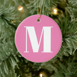 Pas het initiaal van het monogram roze witte Kerst Keramisch Ornament