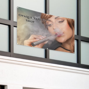 Pas jonge vrouw die vapet vape-bedrijfsaccent aan spandoek
