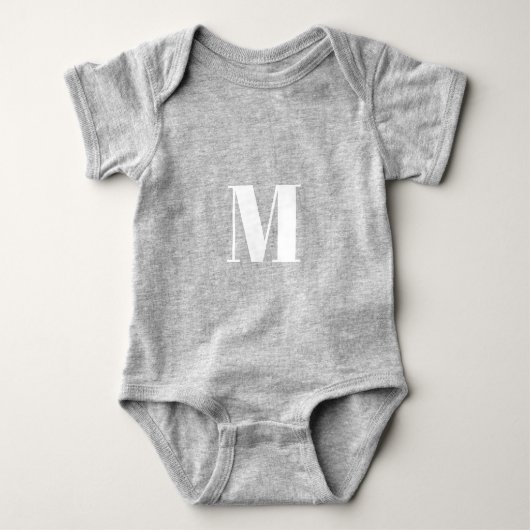 Pas monogram initiaal wit grijs aan romper (Voorkant)