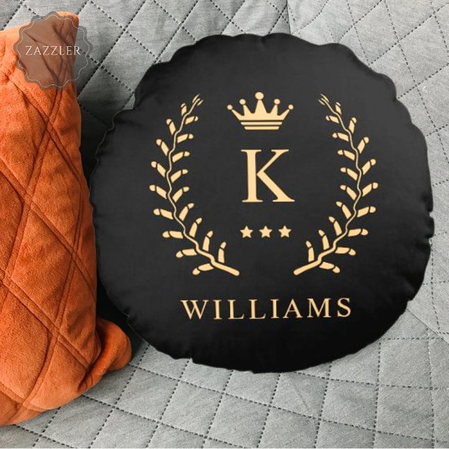 Pas Naam & Initiaal Zwart Wit Goud Monogram aan Rond Kussen (Customize Name & Initial Black White Gold Monogram Round Pillow)