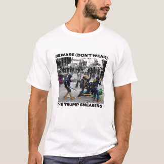 "PAS OP (DRAAG NIET) DE TRUMP SNEAKERS" T-SHIRT