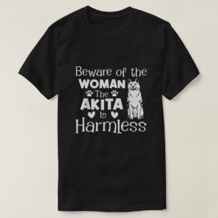 Pas op voor de vrouw, de Akita is onschadelijk T-shirt