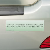 Pas op voor experts (Latijnse vertaling) Bumpersticker (Op auto)
