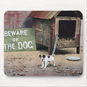 Pas op voor het bord van de hond met een kleine ho muismat