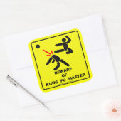 Pas op voor kungfu meester vierkante sticker (Envelop)