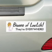 "Pas op voor laag leven! Ze zijn overal!" Bumpersticker (Op auto)