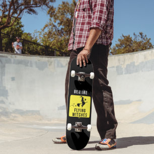 PAS OP VOOR VLIEGENDE HECEN leuk halloweenfeestje Skateboard