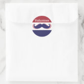Pas rood, wit en blauw snorontwerp aan ronde sticker (Tas)