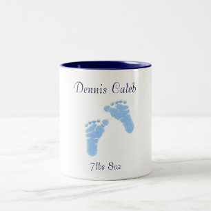 Pasgeboren baby jongen voeten koffiekopje tweekleurige koffiemok