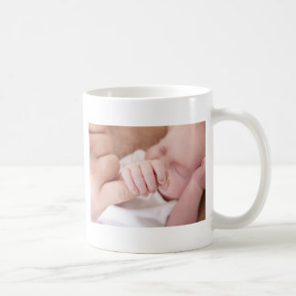 pasgeboren baby met vingers koffiemok
