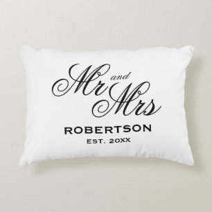 Pasgetrouwd meneer en mevrouw elegante typografie accent kussen