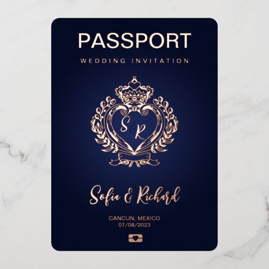 Paspoort Bruiloft Bestemming Gold Crest Monogram Folie Uitnodiging (Voorkant)