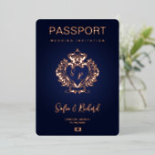 Paspoort Bruiloft Bestemming Gold Crest Monogram Folie Uitnodiging (Staand Voorkant)