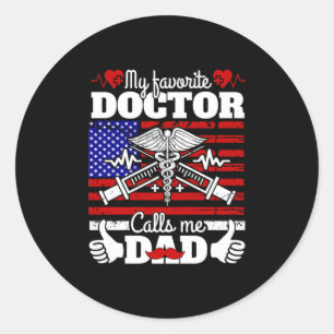 Paspoortcadeau Mijn favoriete dokter noemt me pa Ronde Sticker