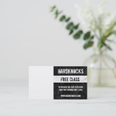 Passage du carte de visite VIP d'arts martiaux (Debout devant)