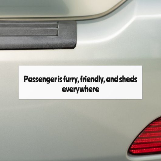 Passagier is harig, vriendelijk en werpt overal bumpersticker (Op auto)